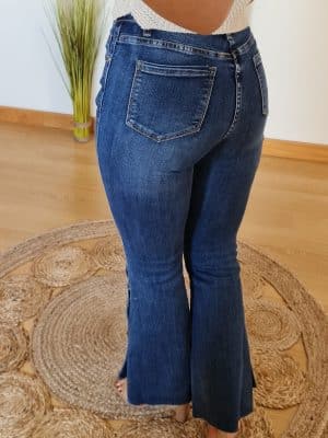 Calça boca de sino botões